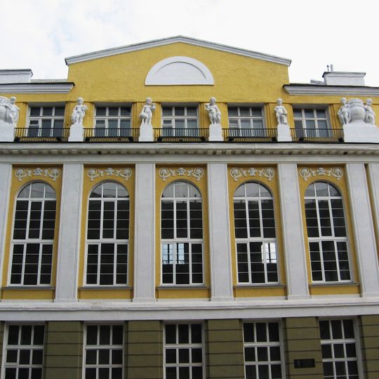 Здание школы им. Гинденбурга с композицией над главным порталом География, ботаника, зоология