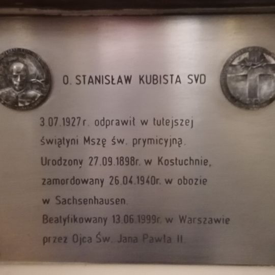 Tablica pamiątkowa dedykowana bł. o. Stanisławowi Kubiście w bazylice w Katowicach-Panewnikach