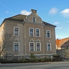 Wohnhaus mit Einfriedung Dorfplatz 7