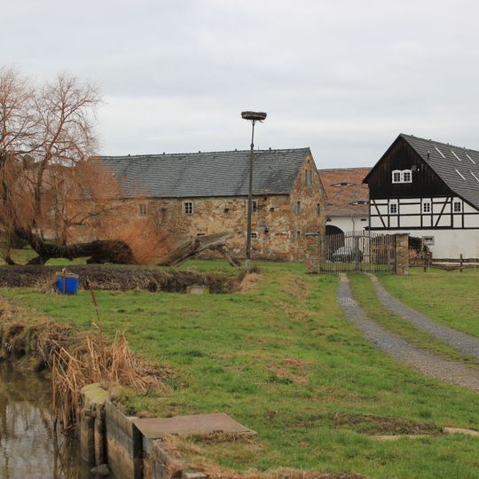 Wohnhaus und drei Seitengebäude eines Vierseithofes mit Hofbrunnen Crostwitzer Straße