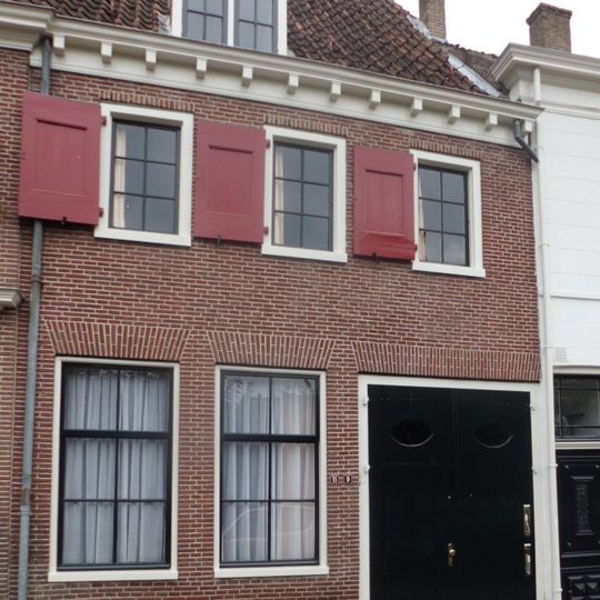 Pakhuis met rechte kroonlijst. Bakstenen gevel