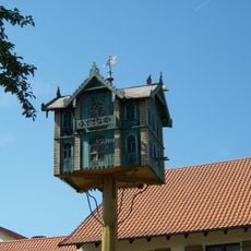 Zugehöriger Taubenschlag in Form eines Hauses