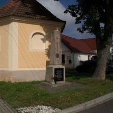 Pomník padlým v Puclicích u kaple