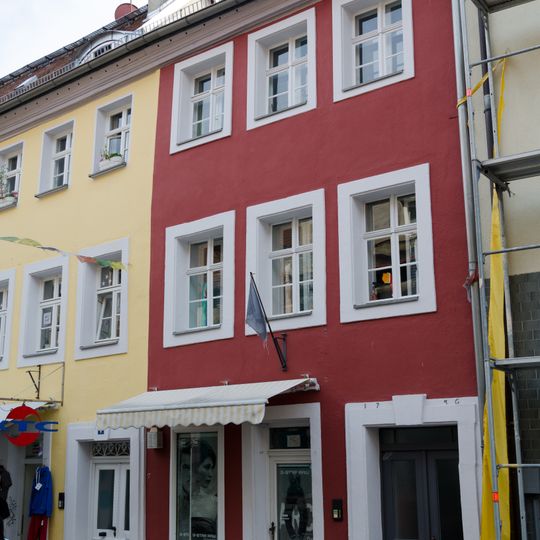 Geschlossene Reihe einheitlich behandelter, dreigeschossiger Traufseithäuser