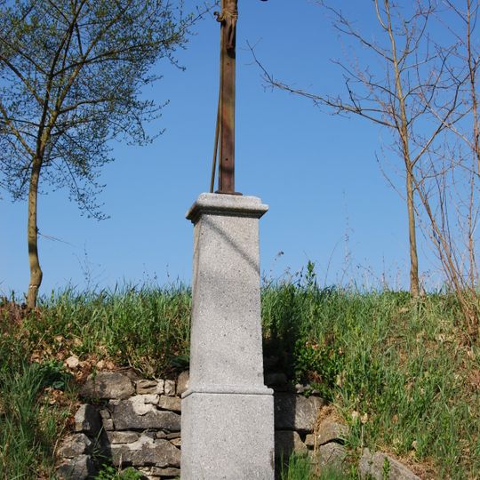 Kříž východně od Sudoměře na svahu