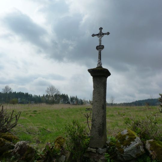 Kříž v Mladicích u silnice