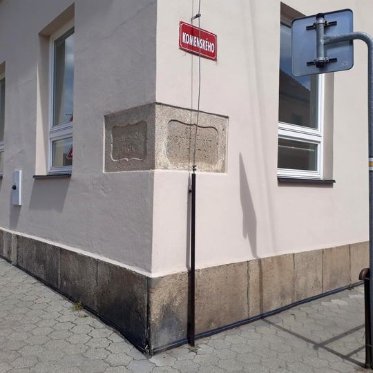 Památník na budově školy v Soběslavi