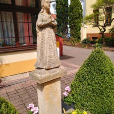 Socha Panny Marie v areálu CMŠ Lipenská v Českých Budějovicích