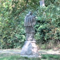 Socha svatého Jana Nepomuckého v zámeckém parku v Zahrádkách