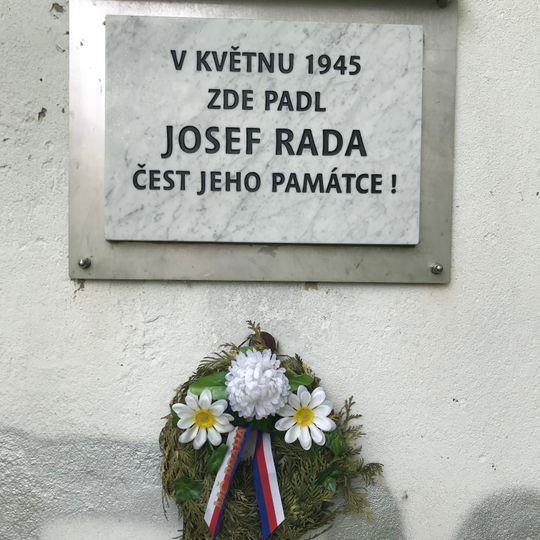 Pamětní deska Josefa Rady na garážích na Kačerově