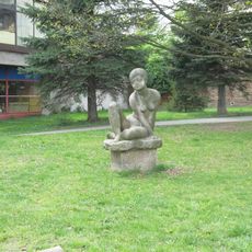 Socha Sedící akt v ulici Marie Majerové v Sokolově