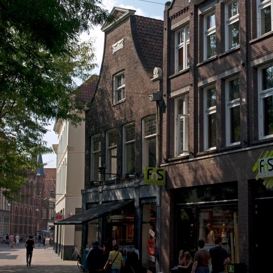 Hoekpand met klokgevel, fronton en jongere onderpui