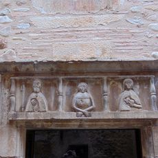 Llinda esculpida de l'antic hospital