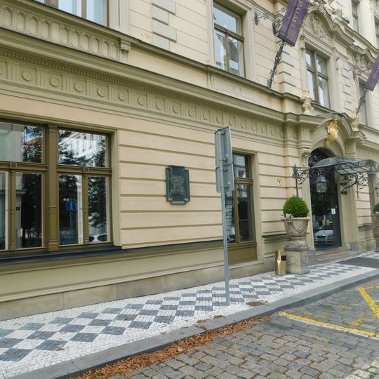 Pamětní deska Ludvíka Marolda na domě U Zvonařky 65/1 v Praze