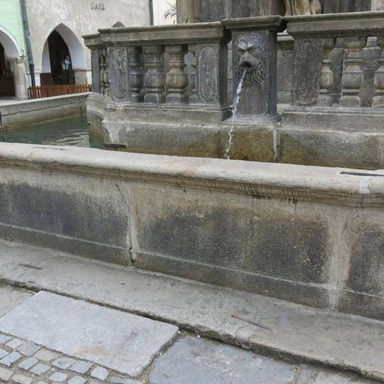 Kašna u Mariánského sloupu na náměstí Svornosti v Českém Krumlově