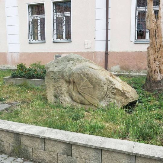 Kamenná plastika draka u obecního úřadu v Bystřanech