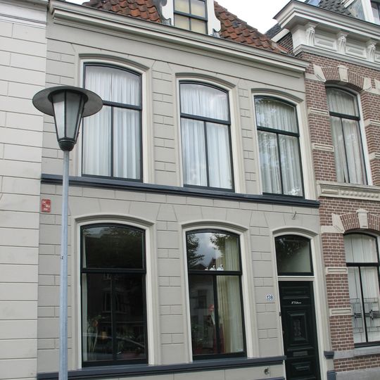 Pand met gepleisterde lijstgevel en dakkapel