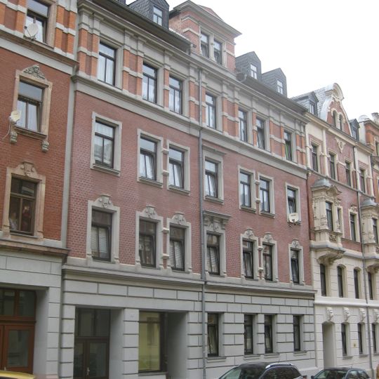 Mietshaus in geschlossener Bebauung Uhlandstraße 11
