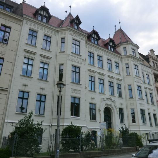 Wohnhaus in geschlossener Bebauung mit Vorgarten Parkstraße 2