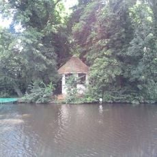 Houten theekoepel aan het water gelegen