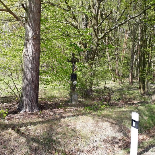 Kříž u lesa východně od Horních Slověnic