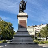 statue