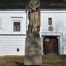 Kaštieľ Vranovo, rod. Palugyay, socha na podstavci