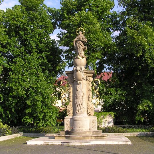 Mariánsky stĺp, stĺp s reliéfom