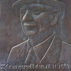 Pamětní deska Richarda Knolla v Rouchovanech