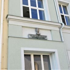 Pamětní deska Antonína Chittussi na škole na Kostelním náměstí v Čáslavi