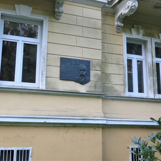 Pamětní deska Theodora Lessinga na domě Třebízského 213/33 v Mariánských Lázních