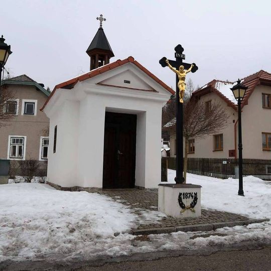 Kříž u kaple v Neřežíně