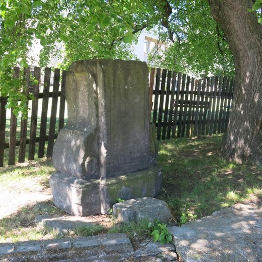 Kříž pod stromem u školky v Radonicích