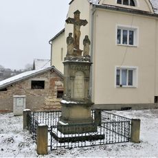 Kamenný kříž v Novodvorské ulici v Oskořínku