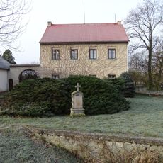 Kříž u rybníka v Tachlovicích