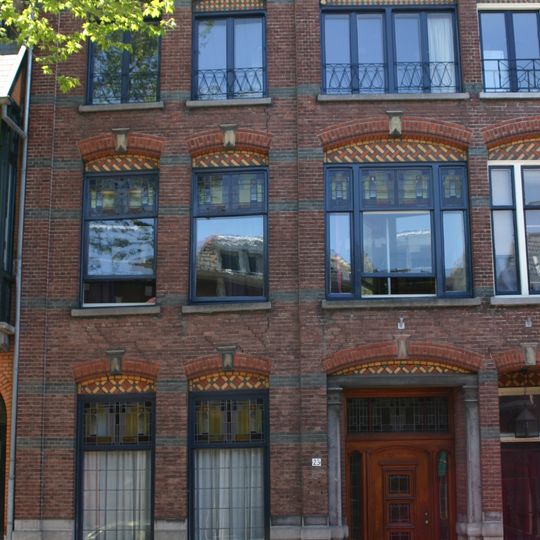 Herenhuis tezamen met Brugstraat 25 als een dubbel huis gebouwd