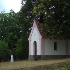 Kaple a boží muka ve středu osady Palčice