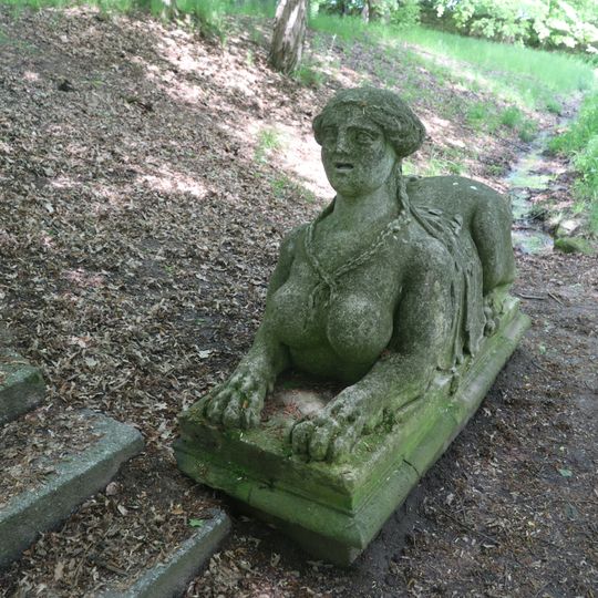 Pravá socha Sfingy v zámeckém parku v Budišově