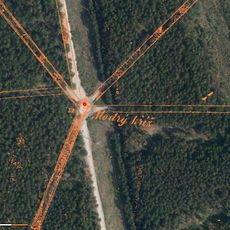 Kříž nad Horní Břízou na rozcestí v lese