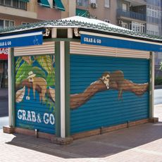Mural representando a varios perezosos colgando de ramas de árboles portando un vaso de bebida en su extremidad superior.