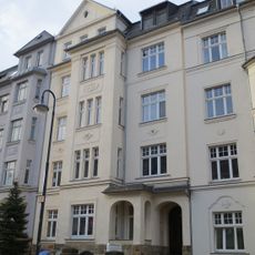 Mietshaus in geschlossener Bebauung mit Vorgarten und Einfriedung Horst-Menzel-Straße 30