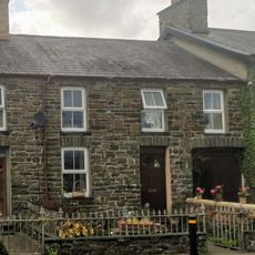 Llwyn with front railings