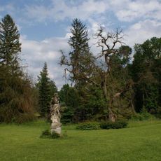 Socha v zámeckém parku ve Velkých Losinách (2)