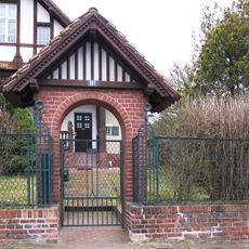Wohnhaus Landhaus Lu-Emma mit Torbau und Zaun Hönower Straße 161