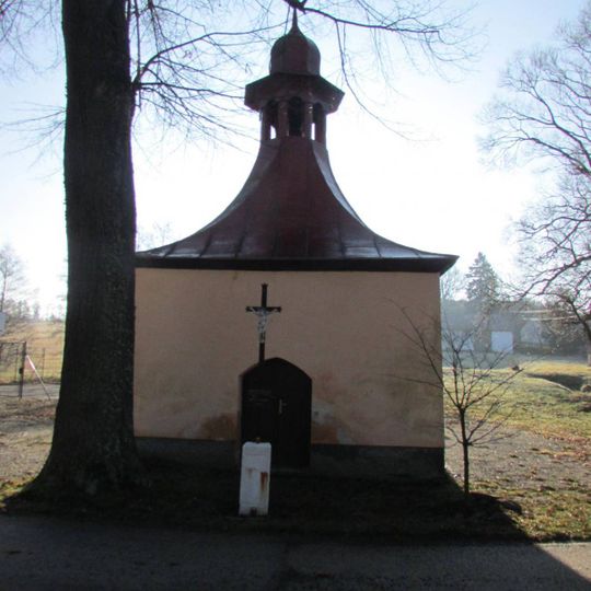 Kříž před kaplí v Pravíkově