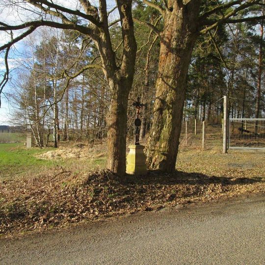 Kříž u Dírné u cesty na Závsí