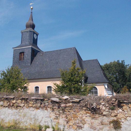 Kirche, Kirchhofsmauer, Kirchhof mit verschiedenen Grabmalen und Nebengebäude Mittlere Talstraße 24b