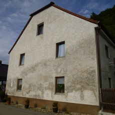 Wohnhaus mit Halbwalmdach