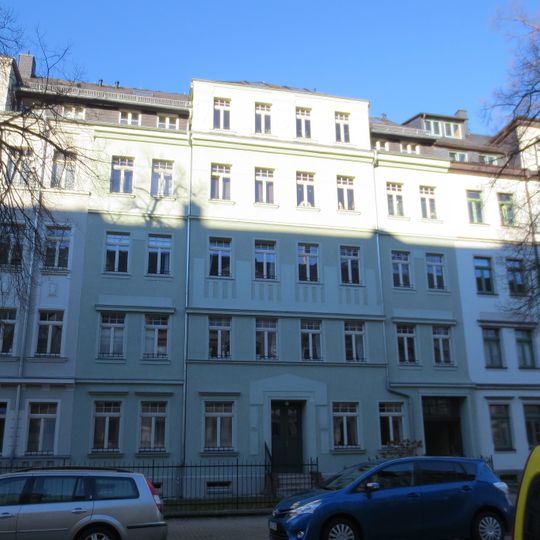 Mietshaus in geschlossener Bebauung mit Vorgarten Zeißstraße 23