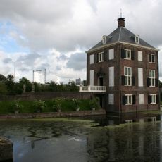 Hofwijck: opgang met brug en keermuur